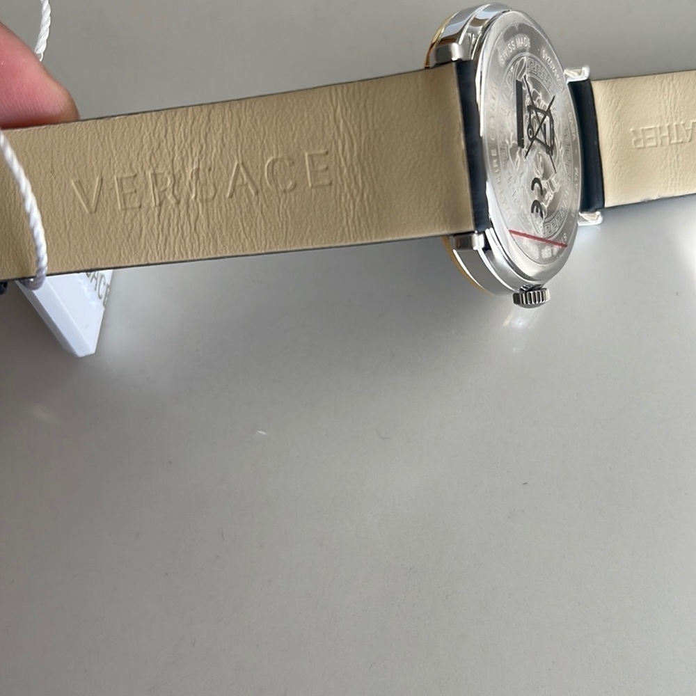 Versace
2-Hand Quartz Leather Strap
Watch, 36mm - Picture 8 of 13